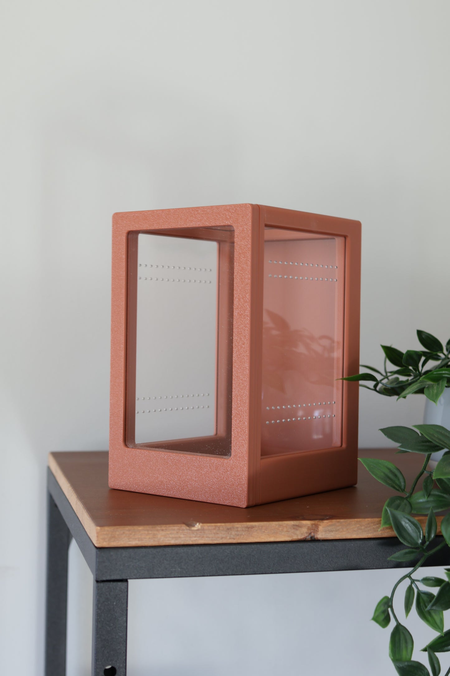 Full front opening with neodymium magnets for easy cleaning