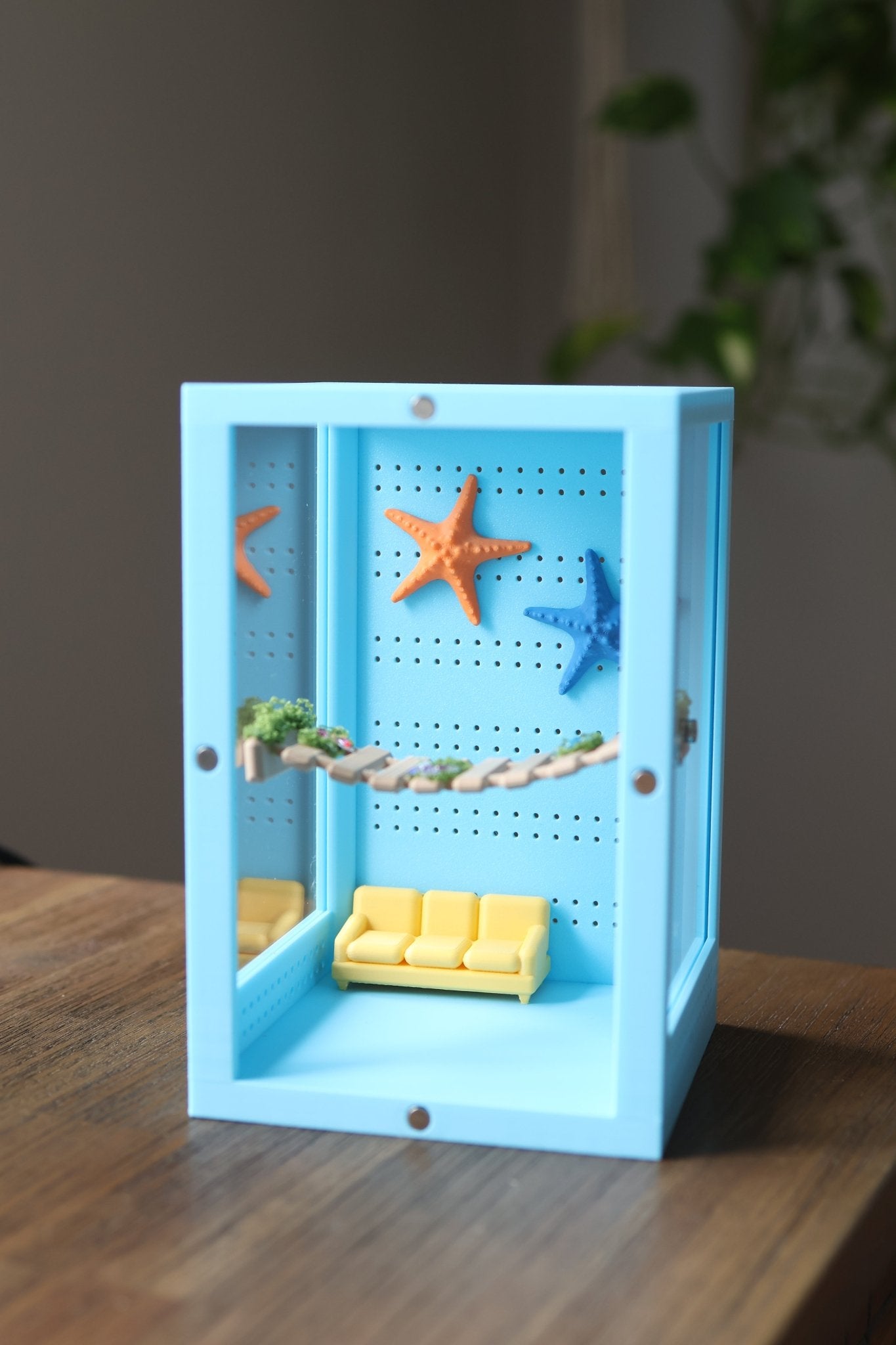 Blue mini spider container with bridge, starfish and sofa decoration