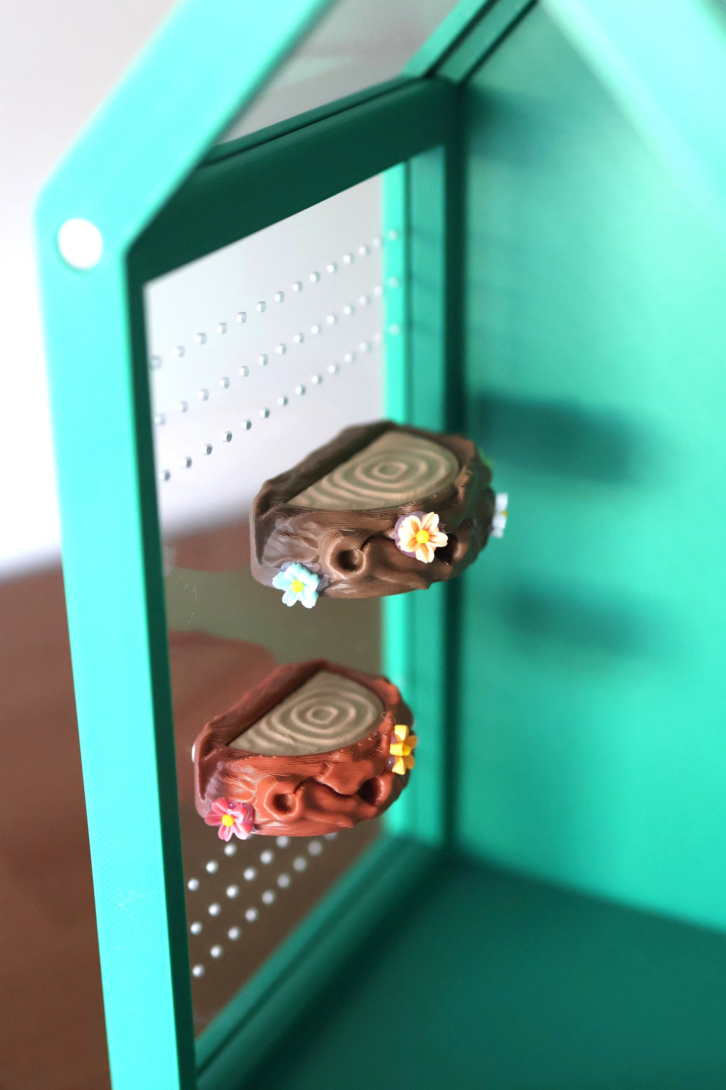 3D printed wooden ledge for jumping spiders