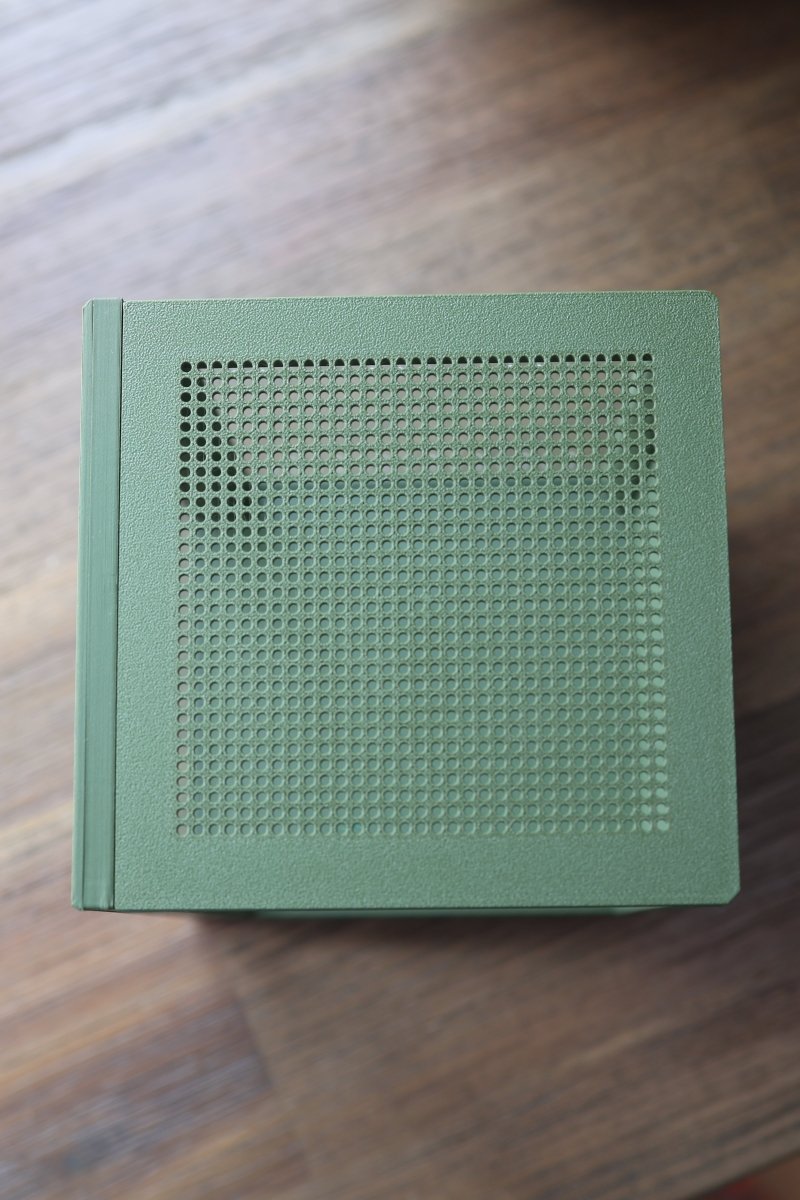 Jumping spider cage with top ventilation