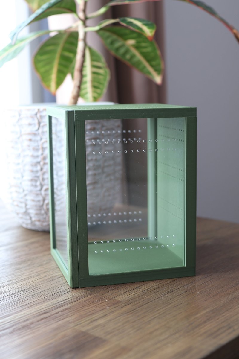 Ventilated jumping spider enclosure 