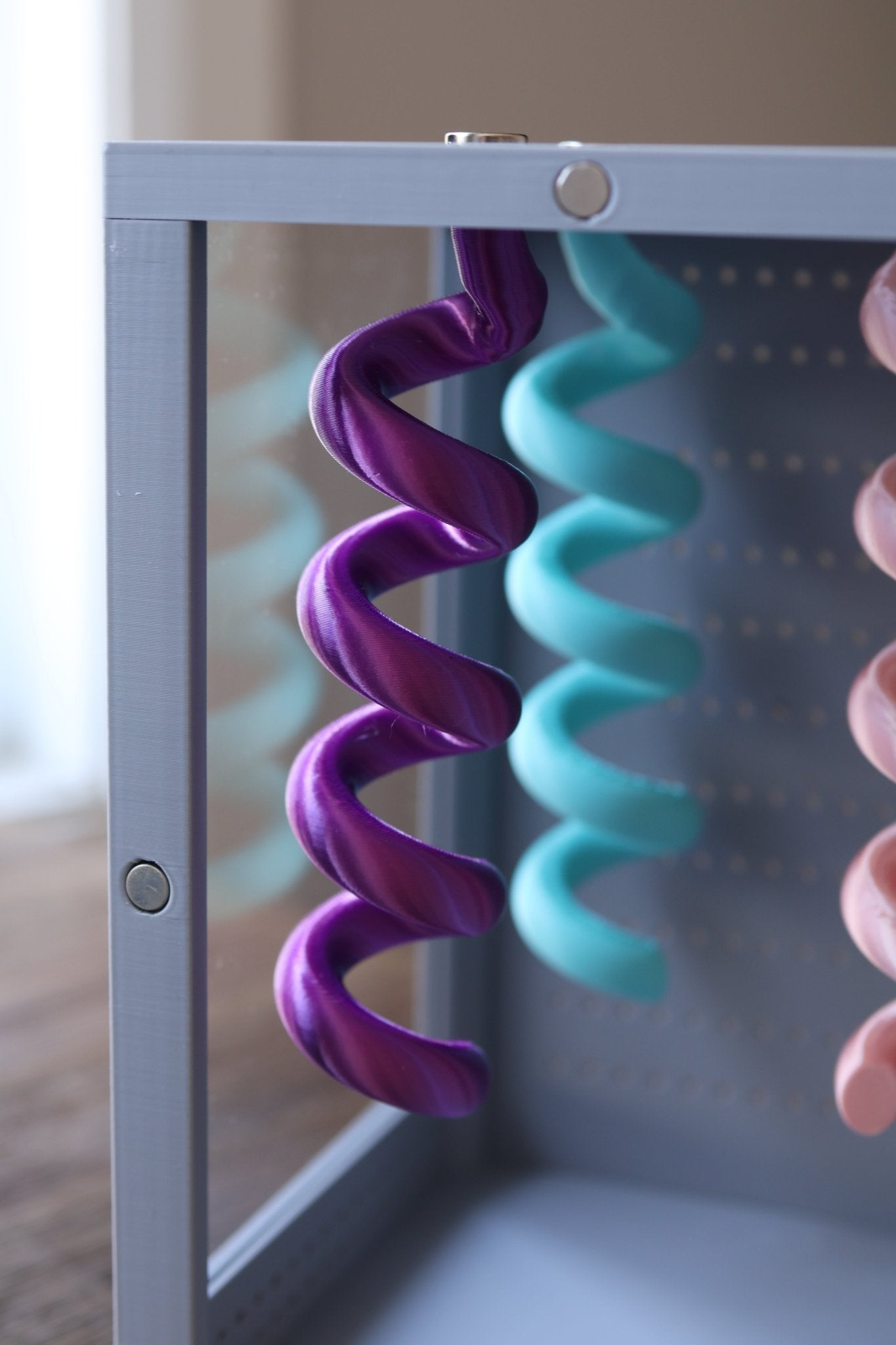 Jumping spider enclosure with spiral decor