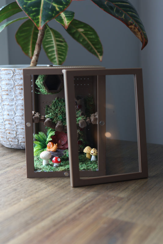 Green forest habitat for jumping spiders, 3D printed enclosure