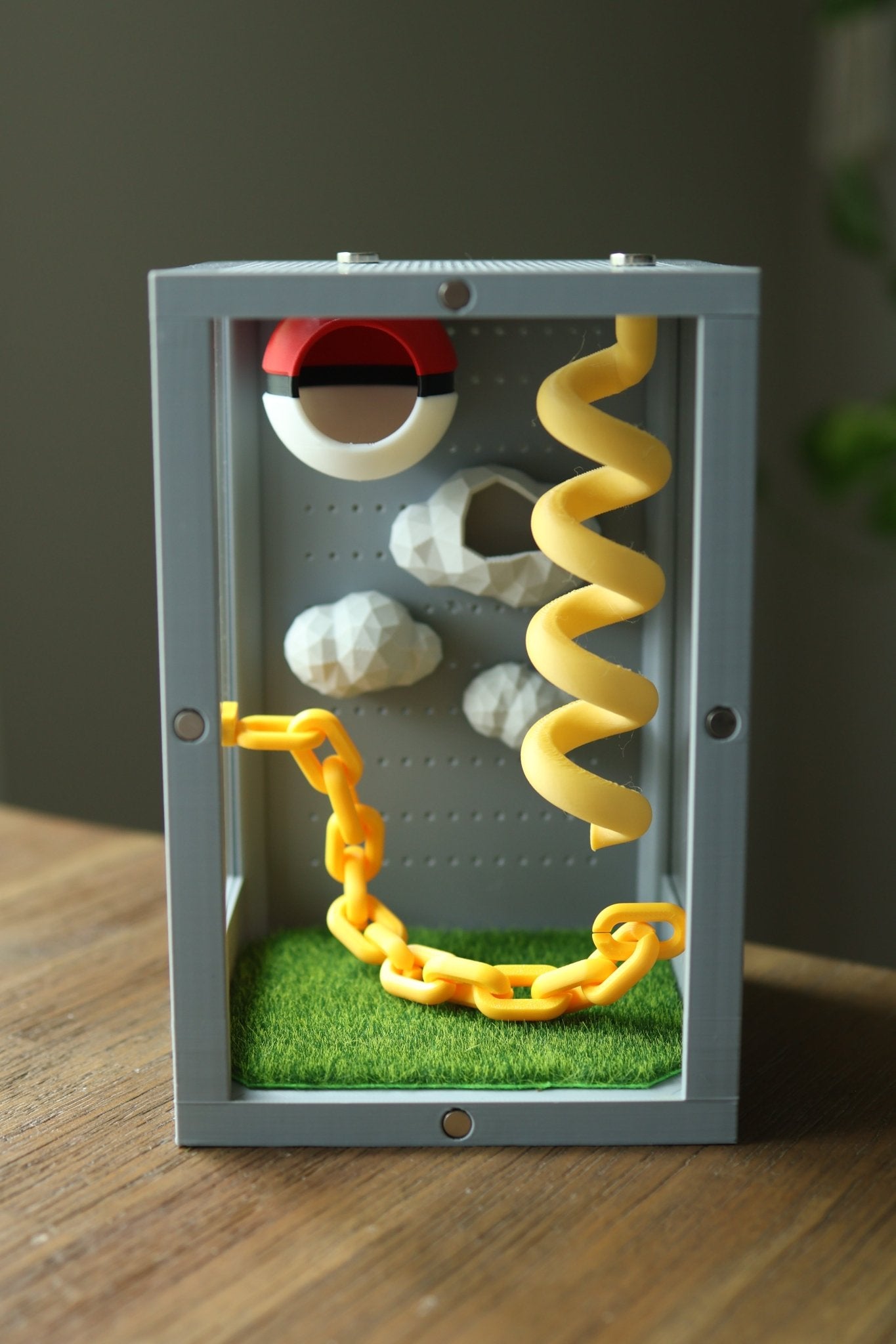 Terrarium for jumping spider with hide, spiral, cloud grass and link decoration