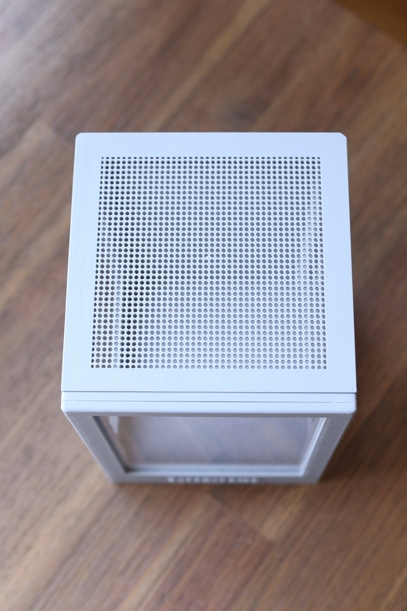 Spider enclosure with top ventilation