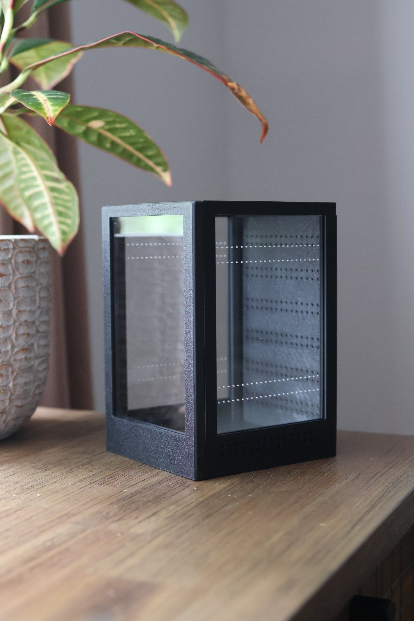 Ventilated jumping spider enclosure with front door