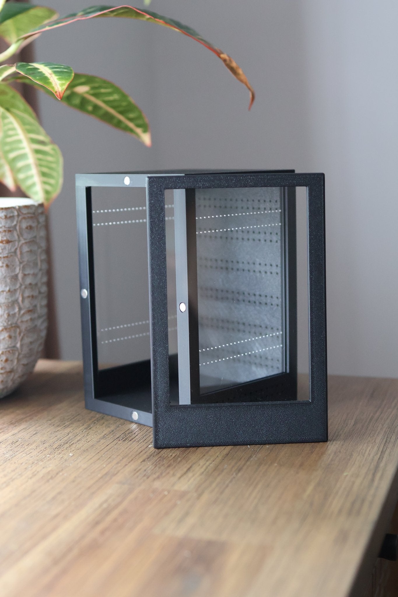 Ventilated terrarium with front door opening