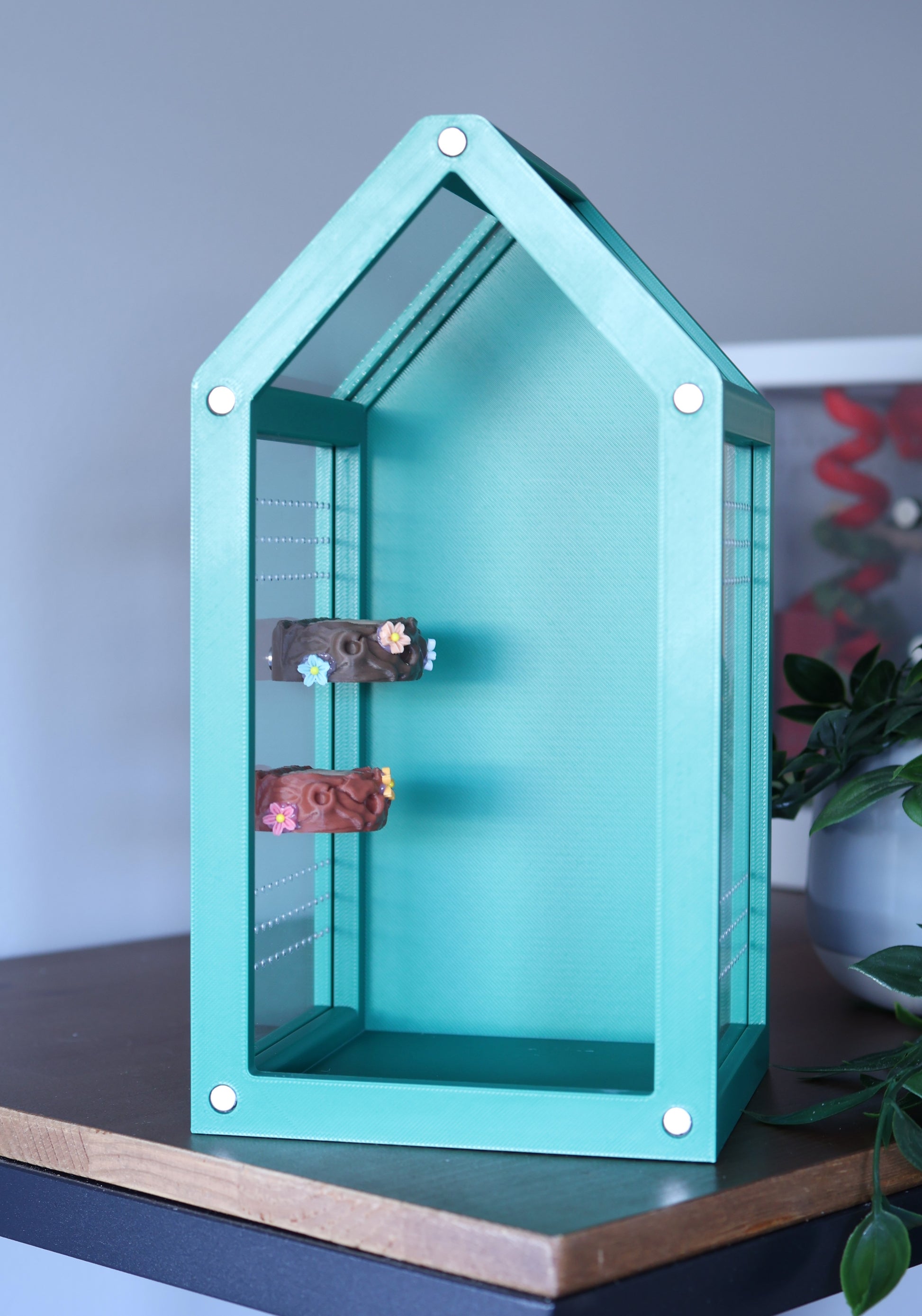 Color options of 3D printed wooden ledges for jumping spiders